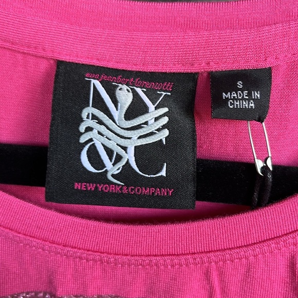 💋NWT Eva Jeanbart-Lorenzotti NEW YORK & CO ~ Pink Bedazzled Lips T-Shirt Sz S - Picture 3 of 5